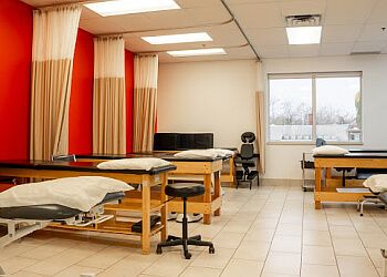 Photo of PHYSIOTHERAPIE UNIVERSELLE, Back, Neck, Ankle, Knee and Hip Injuries, Core Instability, Thoracic Spine, Elbow, Shoulder, Cervical and Lumbar Spine and Running Injuries, ACL Sprain Tears, Occupational Therapy, Acupuncture, Kinesiology, Massage Therapy, Osteopathy &amp; Pool Therapy in SAINT-HYACINTHE